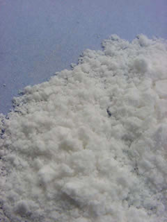 ※ノイジーとは・・・ このコンテンツ２００４のテーマは「この風味を作るもの」松下くんの手掛けるお米の持つ独自の風味の謎を探るキーワードです。くわしくは４月２５日号「この風味を作るものは何か？の巻」をごらんください。 塩である。今、松下くんの頭の中は１７年産米のことでいっぱいだ。とくに近年の天候不順に対応するにはどうするべきなのか？そればかり考えているという。その答えとして彼の頭の中に「海」がある。詳しいことはいずれ報告するとして要するに田圃のミネラルがテーマだという。沖縄にまで出向き持ち帰ったミネラルの種類が多いという珍なる塩を僕に見せてくれた。栽培過程でどう生かすのかこれから実験が始まるそうである。僕は早速この塩を使って玄米を炊いてみることにした。