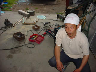 新しい田圃用の水取り入れ口を作り終えて一服。日焼け気味＋お疲れ気味の松下くん。