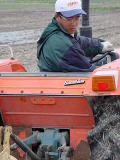 田圃の高低差をなくすために高い部分を削る作業をコツコツとやる高野くん