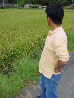 自信満々胸をはる高野くん。明日からいよいよ稲刈り。