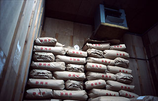 室温13度、湿度70％の低温倉庫に鎮座する松下×安米プロジェクト米。 これから約半年間に及ぶ私のミッションのスタートである。