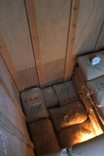 ヒノヒカリとあさひの夢は低温貯蔵庫の奥座敷、 しかも渓谷のそのまた谷底に鎮座しております。だいぶん減りましたな。