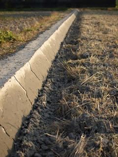 松下と取り組む9年目のシーズン。今、松下は田圃の整備と自家製肥料作りに真っ最中。抑草効果を最大限生かすための技術、それは手間を惜しまずただひたすらに田圃を平らにすること。そして水漏れしない畦をしっかり作ること。緑肥（レンゲ、ヘアリーベッチ）の状態をしっかり観察し、すべての田圃の状態をデータ化すること。4月いっぱいたっぷりと時間を掛けてそれらの整備を行う。松下は言う。「この期間でしか田圃に関わることできない。だから、ここが勝負・・・田植えしちゃったら、あとは本人（稲）任せだからね・・・」。