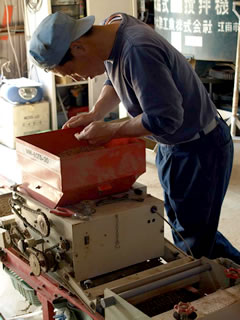 すべての作業がほぼ順調。突然の訪問でも、余裕の表情の松下。と言っても気は抜けない。種まきの4月後半から5月は、案外天候が不安定。太平洋沿岸には気の早い台風も通過することもあり気圧も安定せず大雨や強風なんてことも。以前は苗床のトンネルが風ですべて飛ばれたこともあった。栽培に関わる以前の私なら、「一年で一番ここちよい頃・・・」なんてノンビリしていたが、田圃通いをするようになってからは、この時期の気圧配置がやけに気になる。そういうわけで、今の私にとって一年で一番ここちよい頃は、天候の心配をする必要もなく、かつ在庫の心配のない10月後半だろうか。あと半年先である。