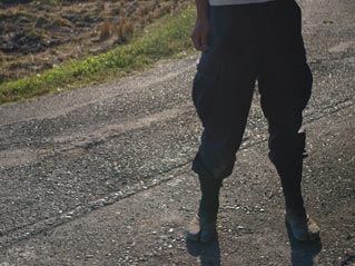 Nくん20歳代後半である。背が高く日に焼けたルックスがじつ格好いい。松下と出会った13年前、僕らの後に続く世代は出て来ないかと思った時期があった。それくらい若者と呼ばれる人が、農の現場にいなかった。ところがここ数年で農を目指す若者が増えた。しかし遊びの経験の乏しい彼らは、農機具一つ修理するスキルを持っていない者も多い。いっぽう私や松下の世代は、無軌道と言われモーターサイクルを乗り回した青春時代の経験が、どんなマシンでも修理するスキルを知らず知らずに身につけた。「芸は身を助ける」のである。