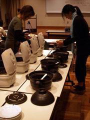 勉強会では、IH式電気炊飯器（玄米炊きモード）と土鍋による炊飯も同時に行います。同じお米でも炊飯方法によって、全く異なる風味と風合いが現れることを参加者に感じてもらうためです。それは「食べる人（炊く人）」の選択や技も、カミアカリのテロワールを形成する重要な要素であることを示唆しています。