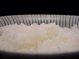 銀シャリである。この瞬間にたどり着くまでに長い長い道程がある。その道程のひとつひとつがどれも美しく強く豊かで優しい。銀シャリは瞬時にして我々のエネルギーに変換されるのであるが、その変換され生み出された物や事はやはり美しく強く豊かで優しいはずだ。またそういう物や事にしなければならない義務を我々負っているのではないだろうか？